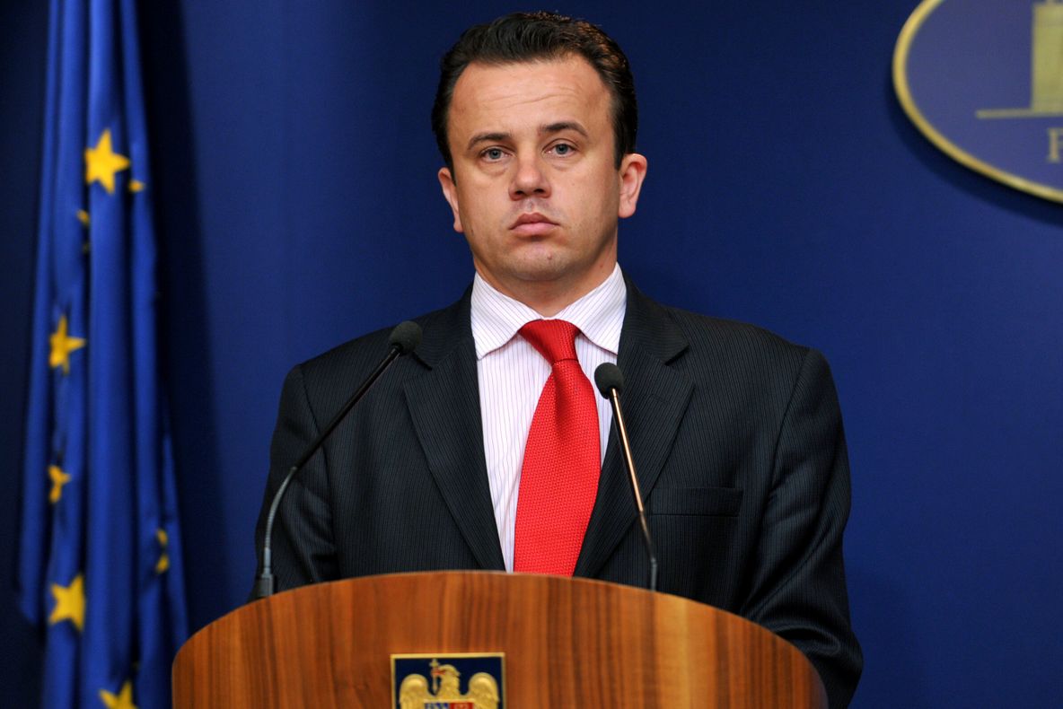 Ministrul Liviu Pop a revocat şefii inspectoratelor şcolare din 13 judeţe