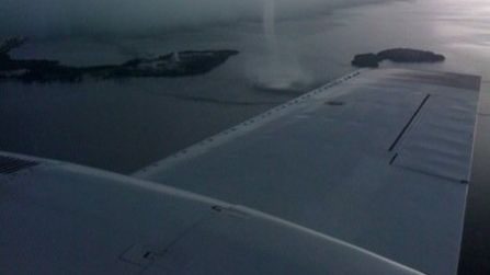 S-a uitat pe geamul avionului şi a rămas îngrozit. Imaginea terifiantă surprinsă de un pasager