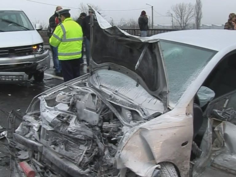 Tamponări în lanţ pe A1, în Argeş, din cauza poleiului. S-au ciocnit 20 de mașini