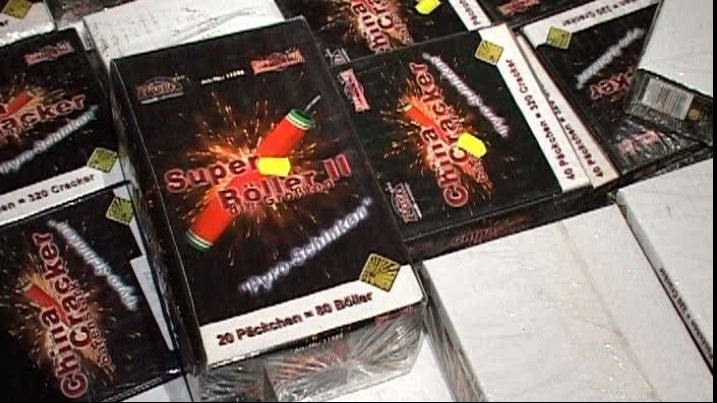 Polițiștii au început acțiunile de iarnă: Vânzătorii de petarde, luați cu asalt de oamenii legii