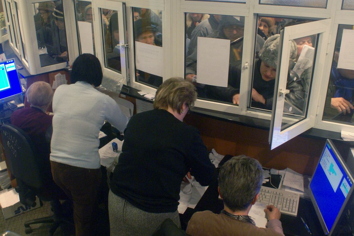 Bugetarii rămân fără tichete de masă şi prime de vacanţă în 2015 