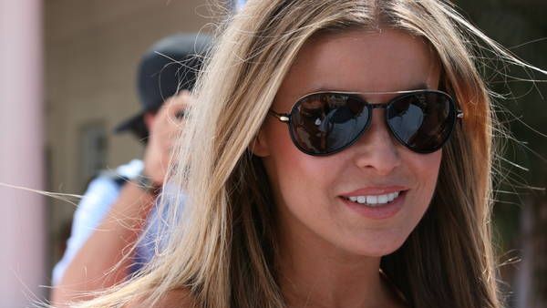 Foto-sexy. Carmen Electra, în bluză transparentă, la 43 de ani