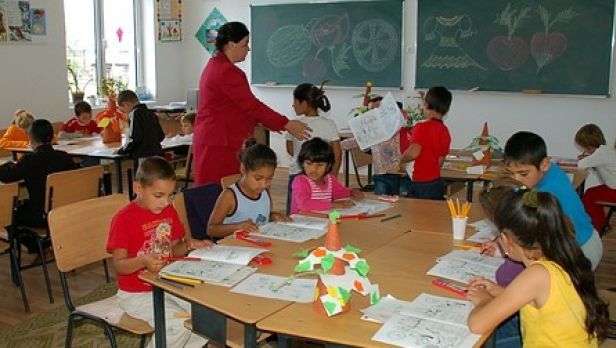 Protest al unor părinţi faţă de încercarea ISJ de a o demite pe directoarea unei grădiniţe