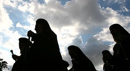 Incident ȘOCANT: 7 mitropoliți ai Bisericii Ortodoxe din Grecia, atacați cu acid sulfuric de un preot 