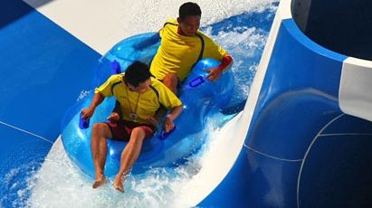 Clipe de coșmar! Un adolescent de 15 ani a căzut de pe un tobogan, de la 6 metri înălțime