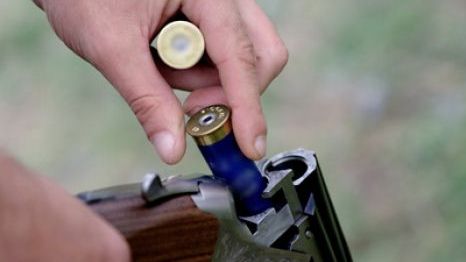 Tânăr arestat preventiv pentru tentativă de omor, după ce a tras cu pușca de vânătoare spre locuința fostei iubite