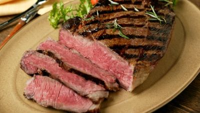 Cum slăbești mâncând ouă, carne și brânzeturi. Șase alimente care te ajută să scapi de burtă