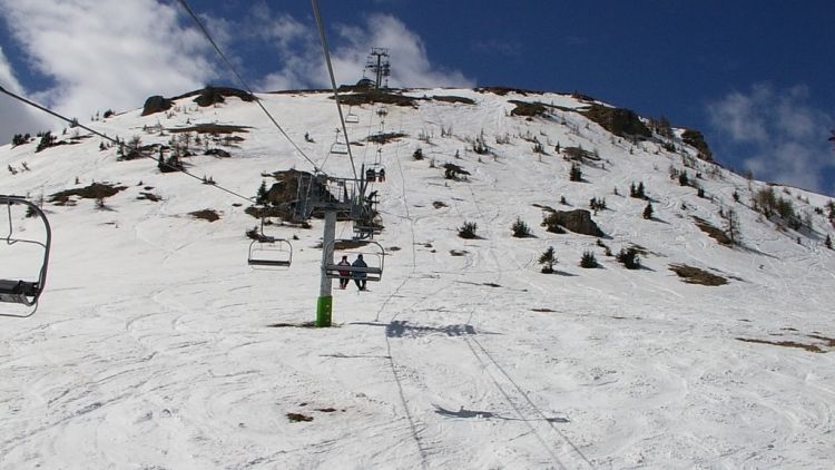 Instalațiile de transport pe cablu de pe pârtiile din Sinaia - OPRITE vineri, din cauza vântului puternic