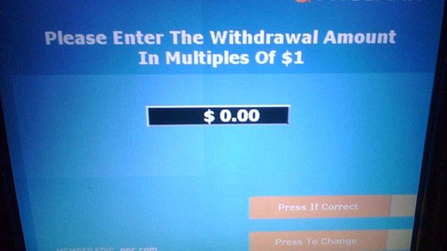 S-a dus să scoată bani şi a rămas ŞOCAT de ce i-a dat bancomatul 