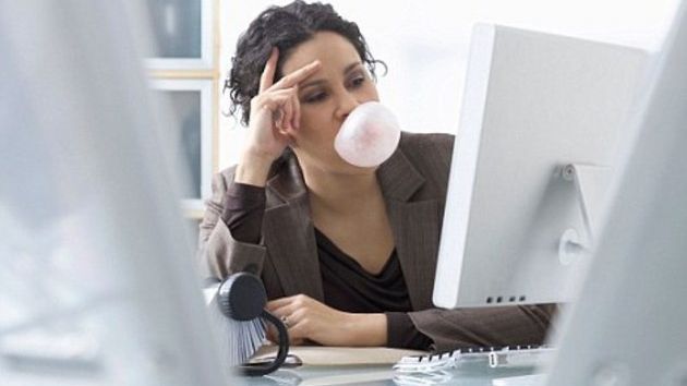 Ce se întâmplă cu adevărat în corpul tău după ce înghiţi guma de mestecat