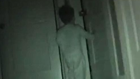 Și-au filmat NOAPTEA băiețelul de doi ani. Au fost UIMIȚI când au văzut ce făcea