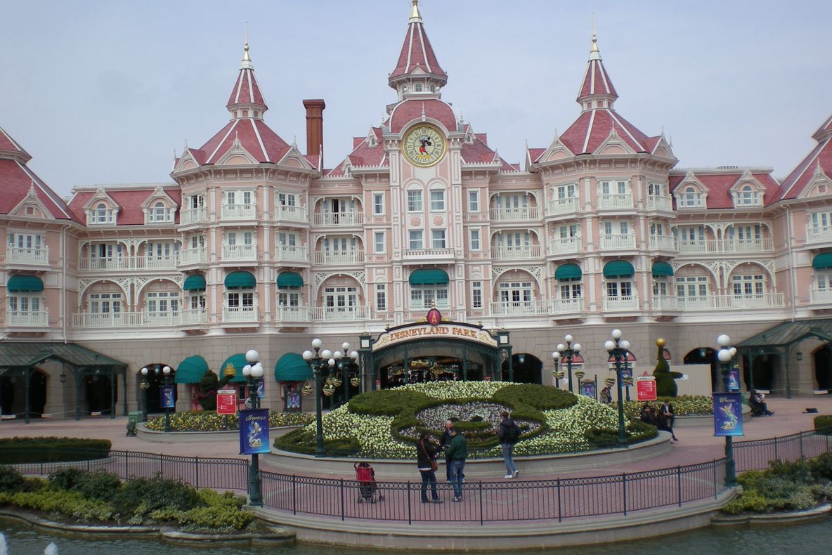 Hoţi şi cerşetori români la Disneyland. Studiu DIICOT  