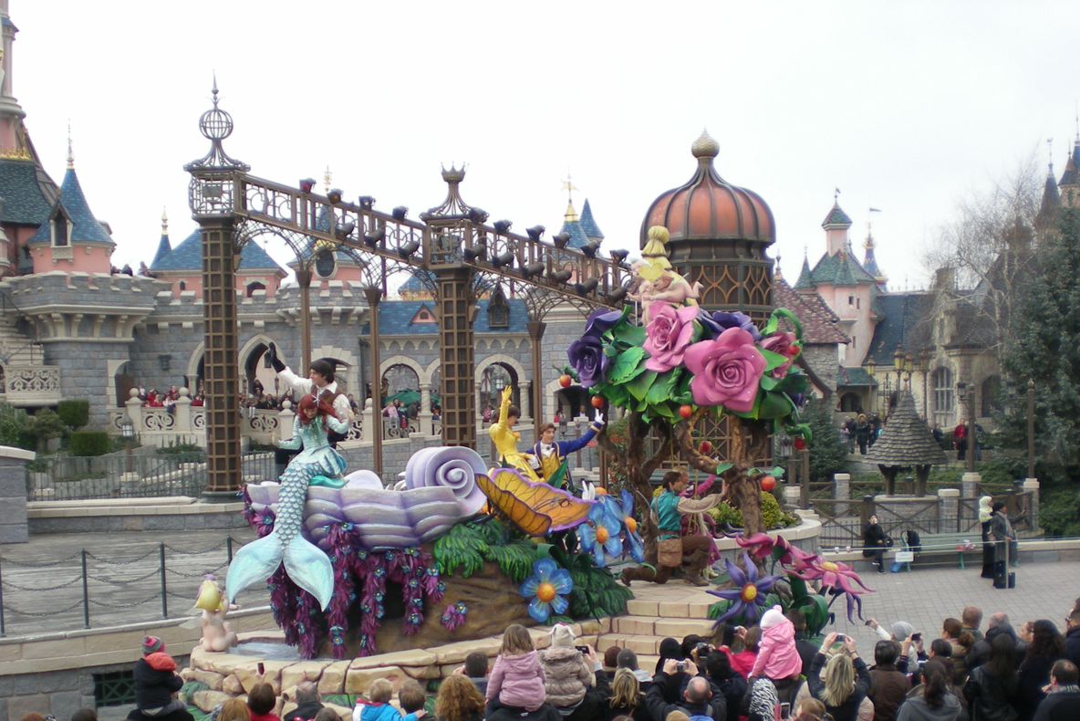 Un hotel din parcul Disneyland de lângă Paris a fost evacuat în urma unei alerte 