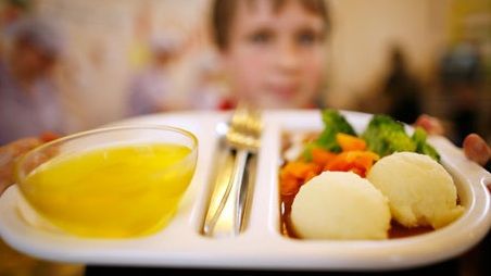 Dăncilă mai dă trei lei pentru masa caldă din 50 de școli