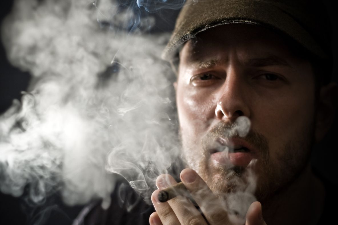 Află de ce FUMĂTORII dorm mai prost decât NEFUMĂTORII