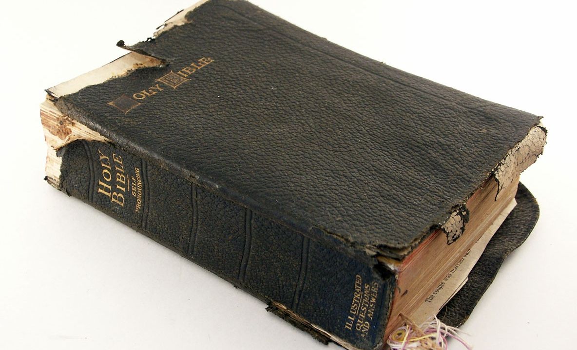 A cumpărat o BIBLIE veche din anticariat și în ea a găsit un mesaj. A încremenit: era scrisul ei