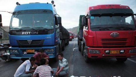 Circulaţie îngreunată pe DN 7, lângă Nădlac, din cauza unei coloane de camioane de nouă kilometri