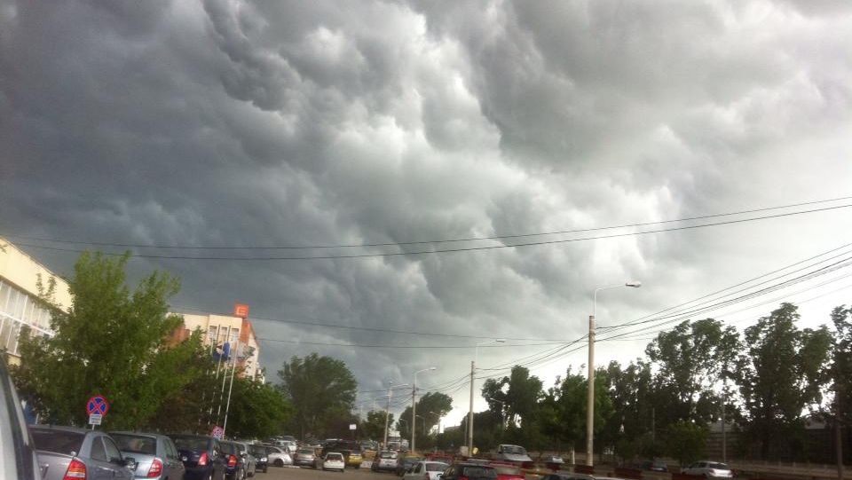 NOWCASTING. Avertizare cod galben de ploi, grindină și vijelii
