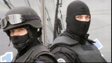 Cămătarii, luați pe sus de polițiști! Cinci persoane vor fi duse la audieri