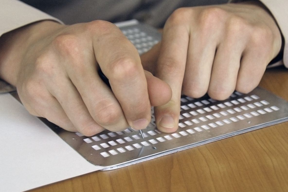 Scandalul nevăzătorilor închipuiţi. Conturile Asociaţiei Naţionale a Nevăzătorilor sunt blocate