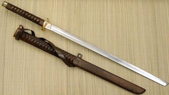 Decizie REVOLTĂTOARE. Barbatul care a lovit cu sabia un polițist a scapat de pușcărie 