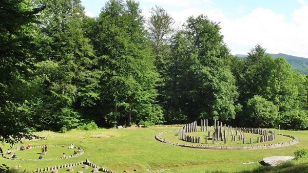 Stonehenge-ul României, invadat de turişti. Ce se întâmplă pe 20 martie