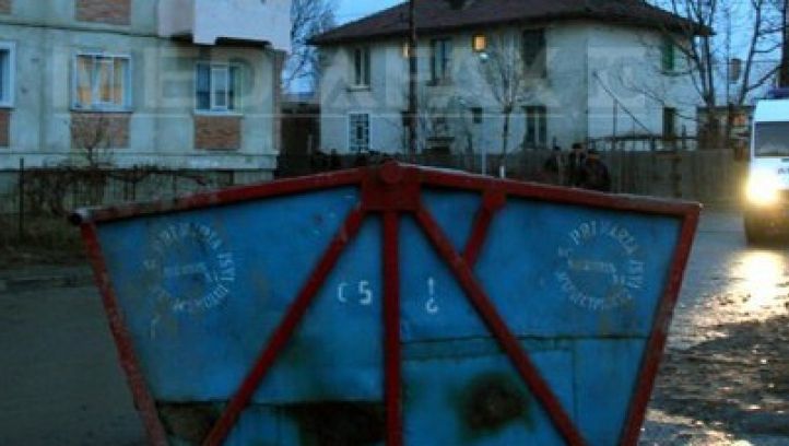 Voiau să ridice gunoiul dintr-un tomberon și au făcut o descoperire șocantă. Ce se afla în interior