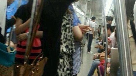 Cum a fost fotografiată o tânără la metrou. Călătorilor nu le-a venit să creadă!