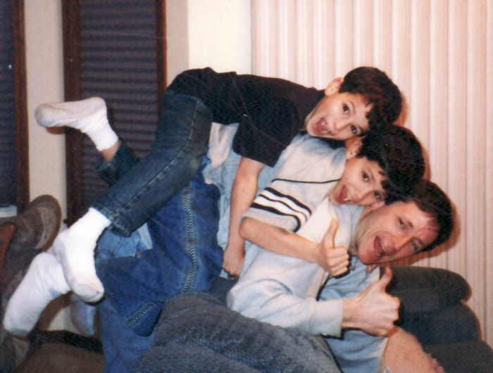 S-au reîntâlnit după ani şi au refăcut fotografiile din copilărie  