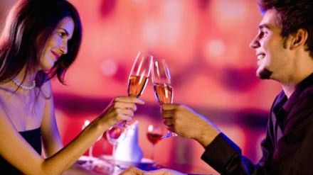 7 semne evidente că flirtează cu tine