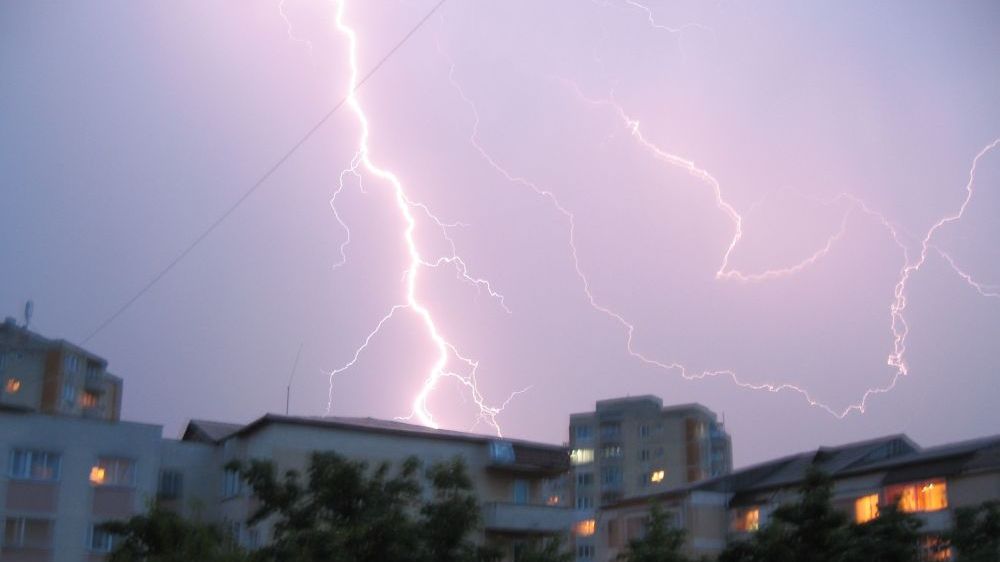 Cod galben de furtună în București - Fenomenele extreme au făcut distrugeri - Transportul public, dat peste cap, copaci căzuți, mașini distruse