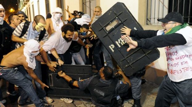 Vehicule incendiate la Rio de Janeiro în cursul unei demonstrații împotriva poliției 