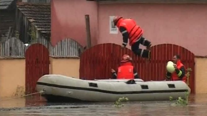 Bătrân mort, după ce a fost luat de o viitură în județul Cluj