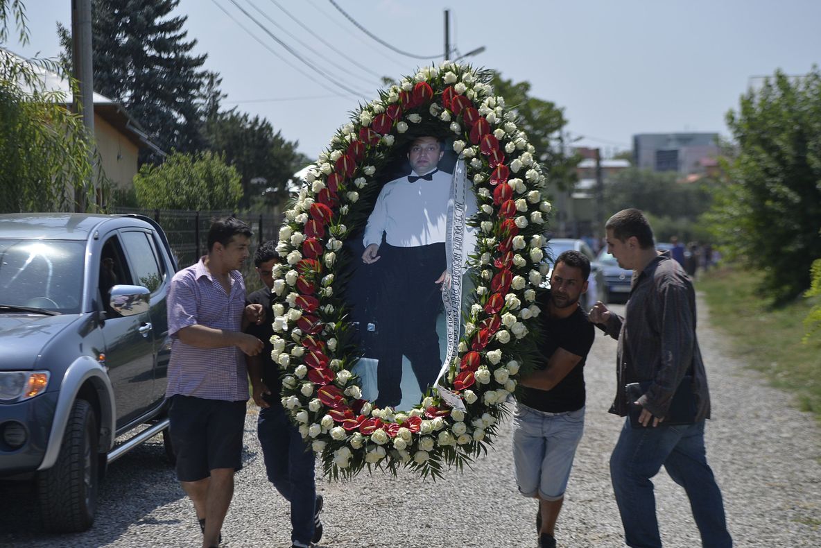 Văduva unui milionar celebru a primit interdicţie să mai meargă la cimitir 