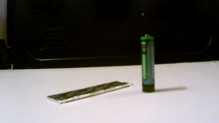 METODĂ INGENIOASĂ. Cum să aprinzi focul cu o gumă de mestecat și o baterie 