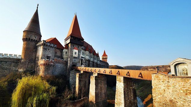 Castel din România, decor pentru un serial fantastic. Regizorul e celebru în Japonia