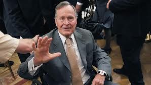 George Bush senior, internat de urgenţă la spital. A căzut şi şi-a fracturat o vertebră