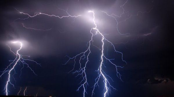 Tragedie în Câmpulung Muscel: Tată și fiu - MORȚI, după ce au fost loviți de trăsnet