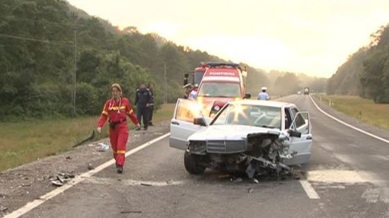 Un mort şi trei răniţi după ce microbuzul în care se aflau a intrat într-un stâlp