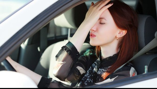 Ipostaza SCANDALOASĂ în care a fost surprinsă o tânără la volan, în Timişoara. Copilul ei...