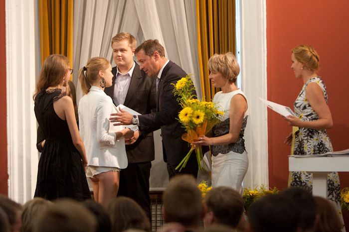 A fost premiată ca fiind cea mai deşteaptă elevă, însă a uimit pe toată lumea cu ţinuta ei sexy