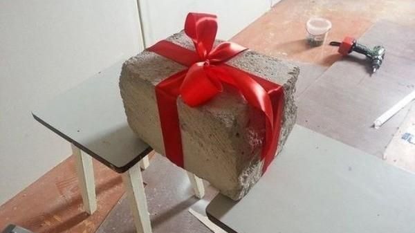 Au crezut că invitatul la nuntă și-a bătut joc de ei, însă au avut un șoc când au deschis "cadoul"