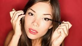 Ochi frumoşi sau sănătate? Pericolele ascunse ale lentilelor de contact 