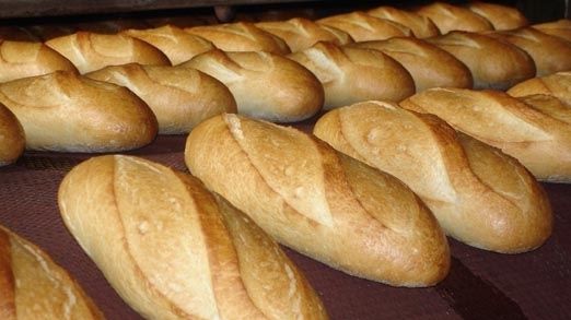 Revoluţie pe masa tuturor românilor: se interzice ca PÂINEA să mai conţină E-uri  