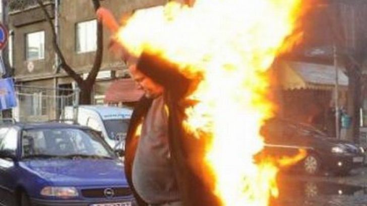 Scene ȘOCANTE, în Râmnicu Vâlcea. O persoană a murit după ce și-a dat foc în fața Liceului Economic