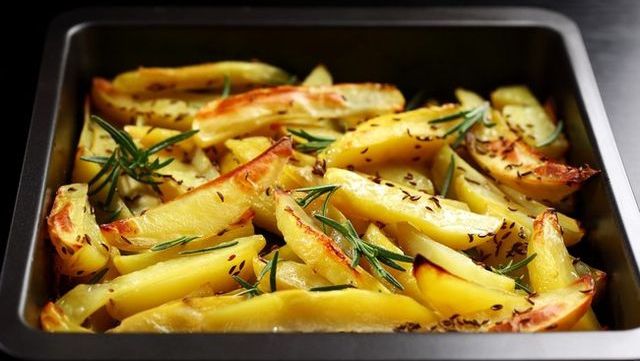 Cum să pregătești mesele zilei doar cu friteuza cu aer cald și prăjitorul de pâine. Sfaturi utile pentru mese delicioase și rapide