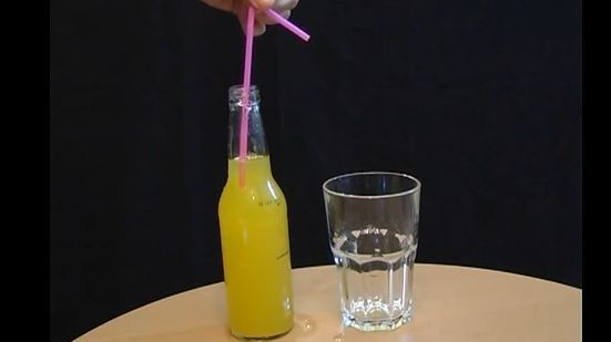 Truc incredibil! Cum reuşeşti să torni dintr-o sticlă în pahar fără să mişti sticla?