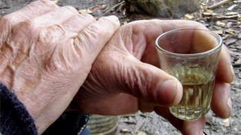 Ce se întâmplă în corpul tău când bei un pahar de ţuică? Nici nu îţi imaginezi ce efect are