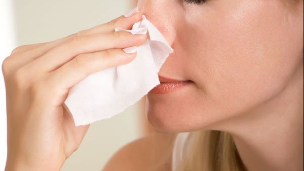 Specialiștii avertizează: Alergiile cauzate de ambrozie favorizează răspândirea COVID