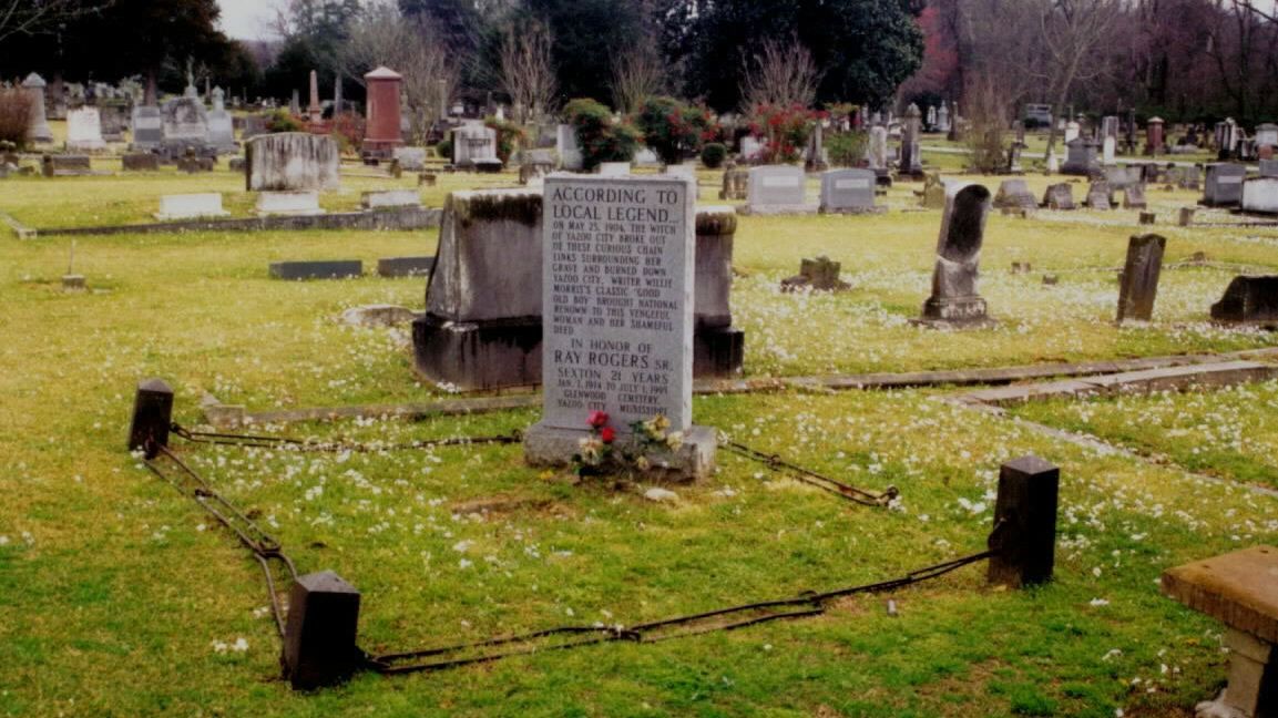 A născut lângă mormântul unei vrăjitoare care a trăit în secolul 18. Ce s-a întâmplat după 